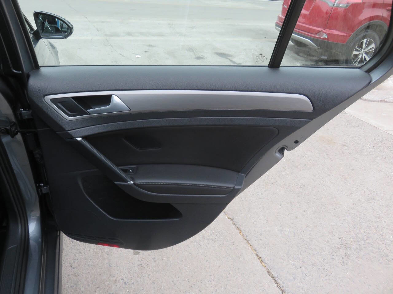 Used 2015 Volkswagen Golf S image 28