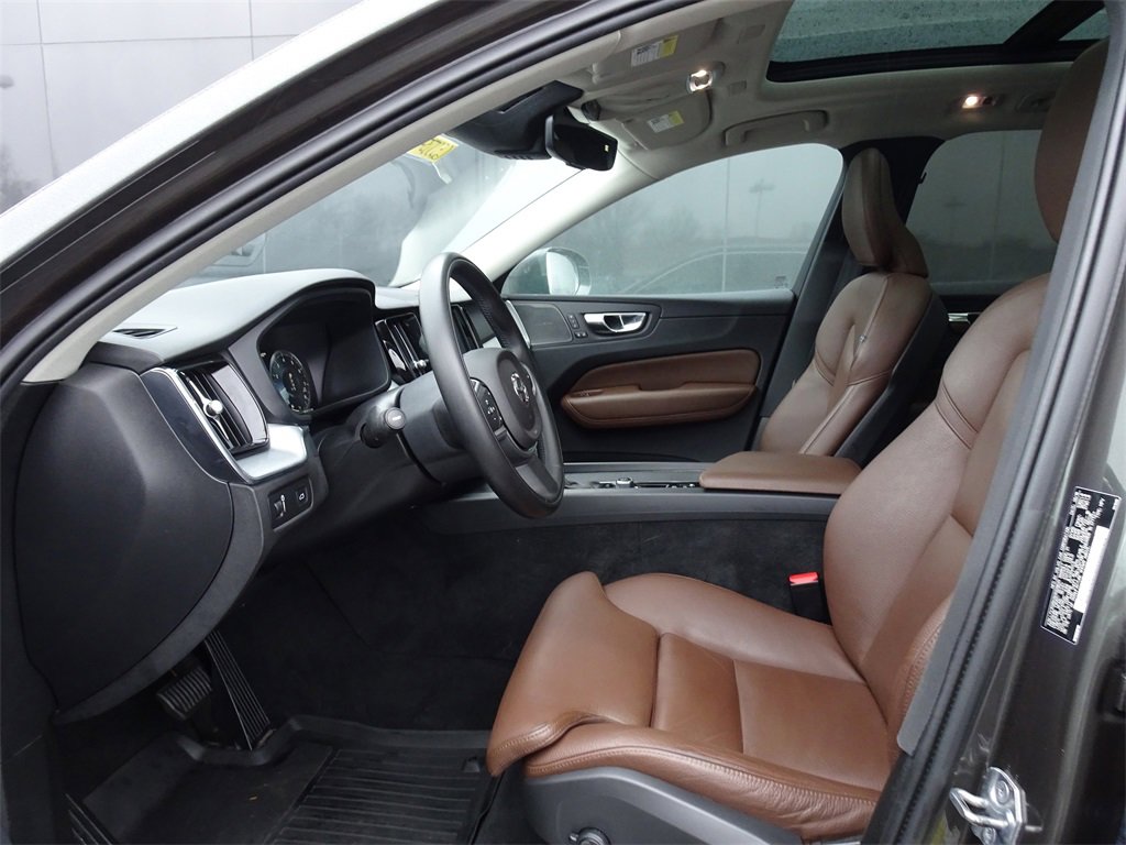 Used 2019 Volvo XC60 T5 Momentum w/ Multimedia Package image 8