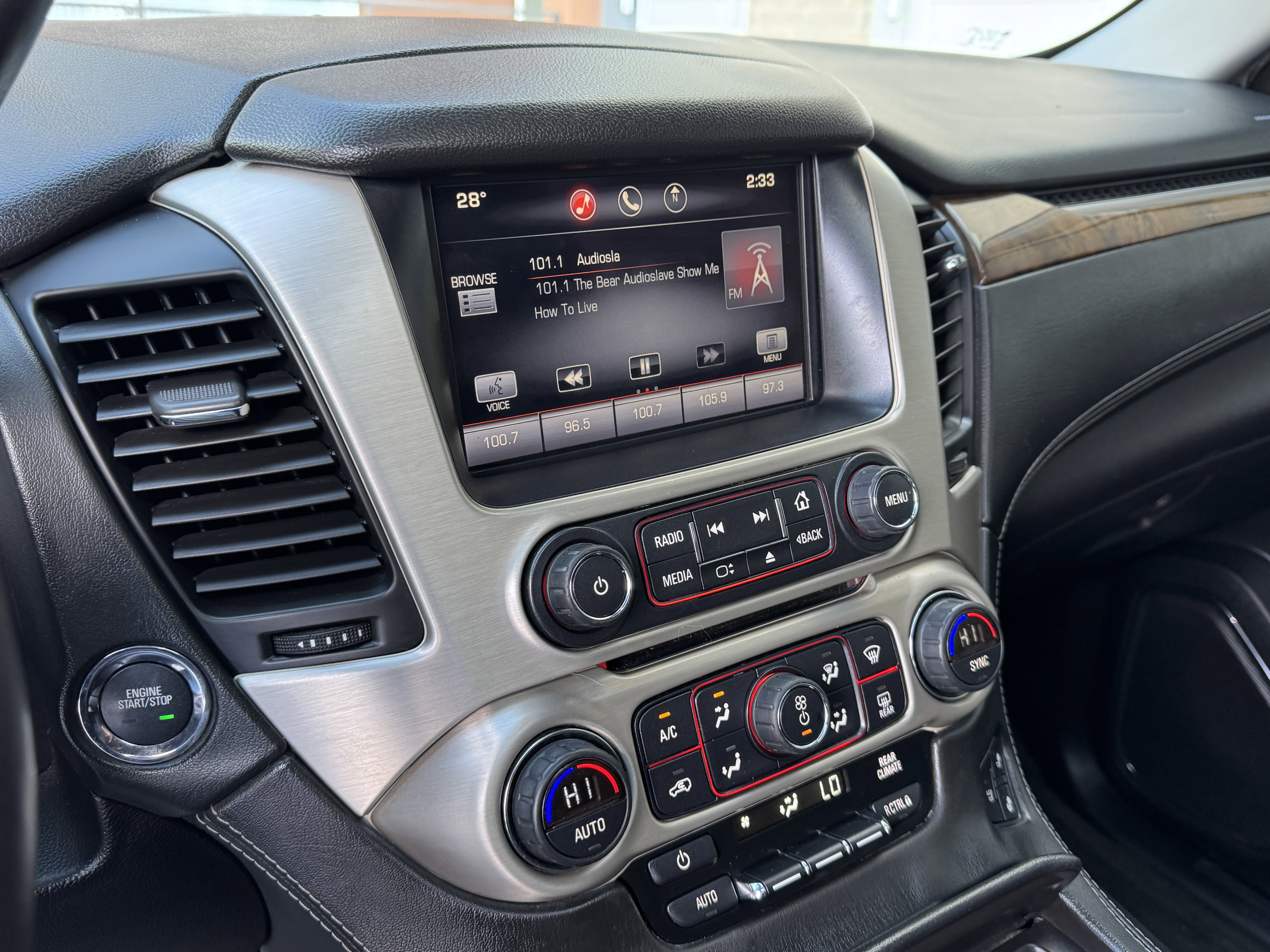 Used 2015 GMC Yukon Denali w/ Touring Package AWD/4WD image 30