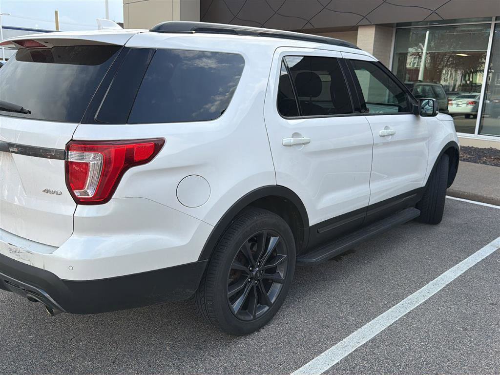 Used 2017 Ford Explorer XLT w/ XLT Appearance Package image 2