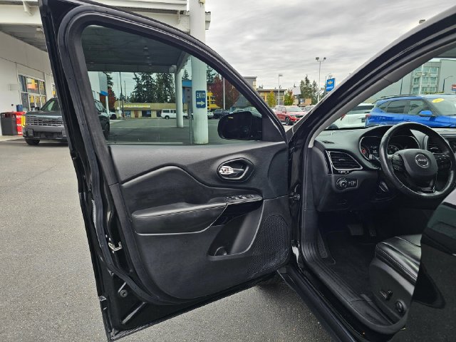 Used 2021 Jeep Cherokee Latitude Plus AWD/4WD image 22
