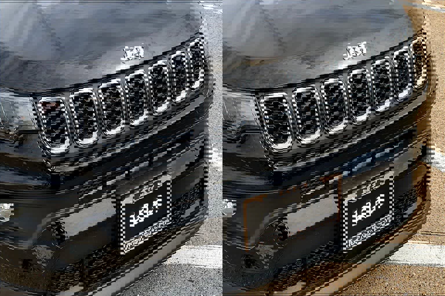 Used 2025 Jeep Compass Latitude image 32