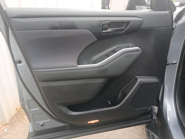 Used 2023 Toyota Highlander LE FWD image 46