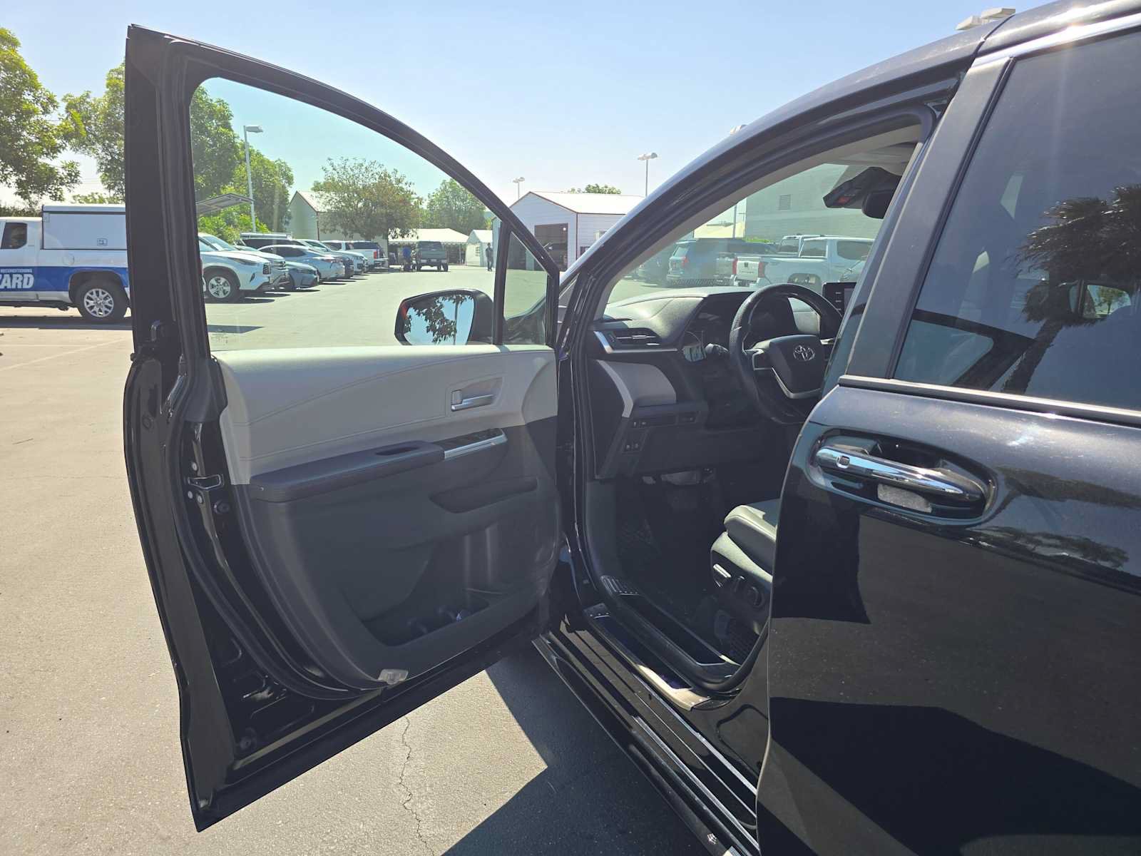Used 2023 Toyota Sienna XLE FWD image 22