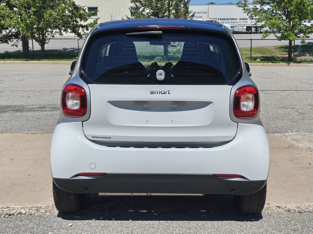 Used 2016 smart fortwo passion RWD image 4