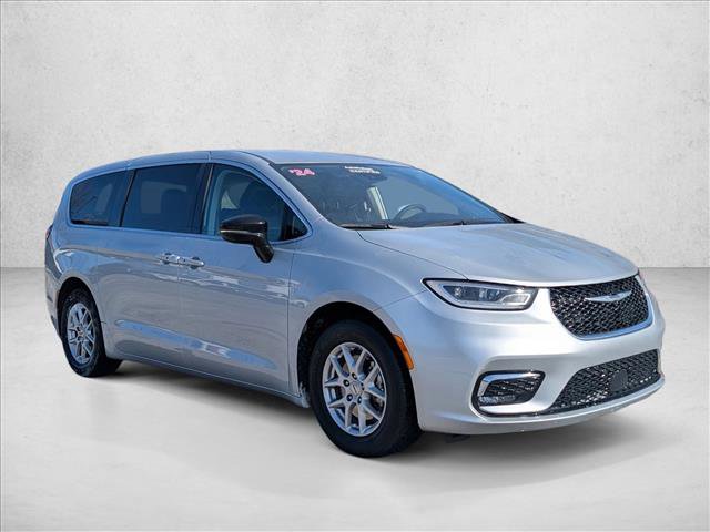 Used 2024 Chrysler Pacifica Touring-L image 3