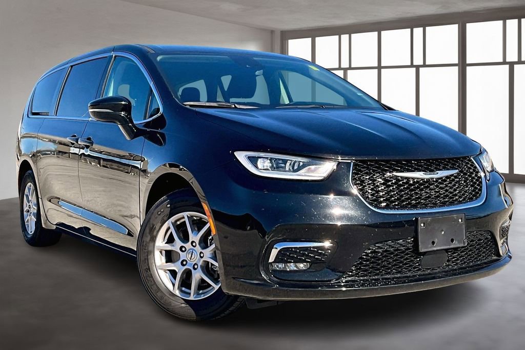Used 2024 Chrysler Pacifica Touring-L image 3