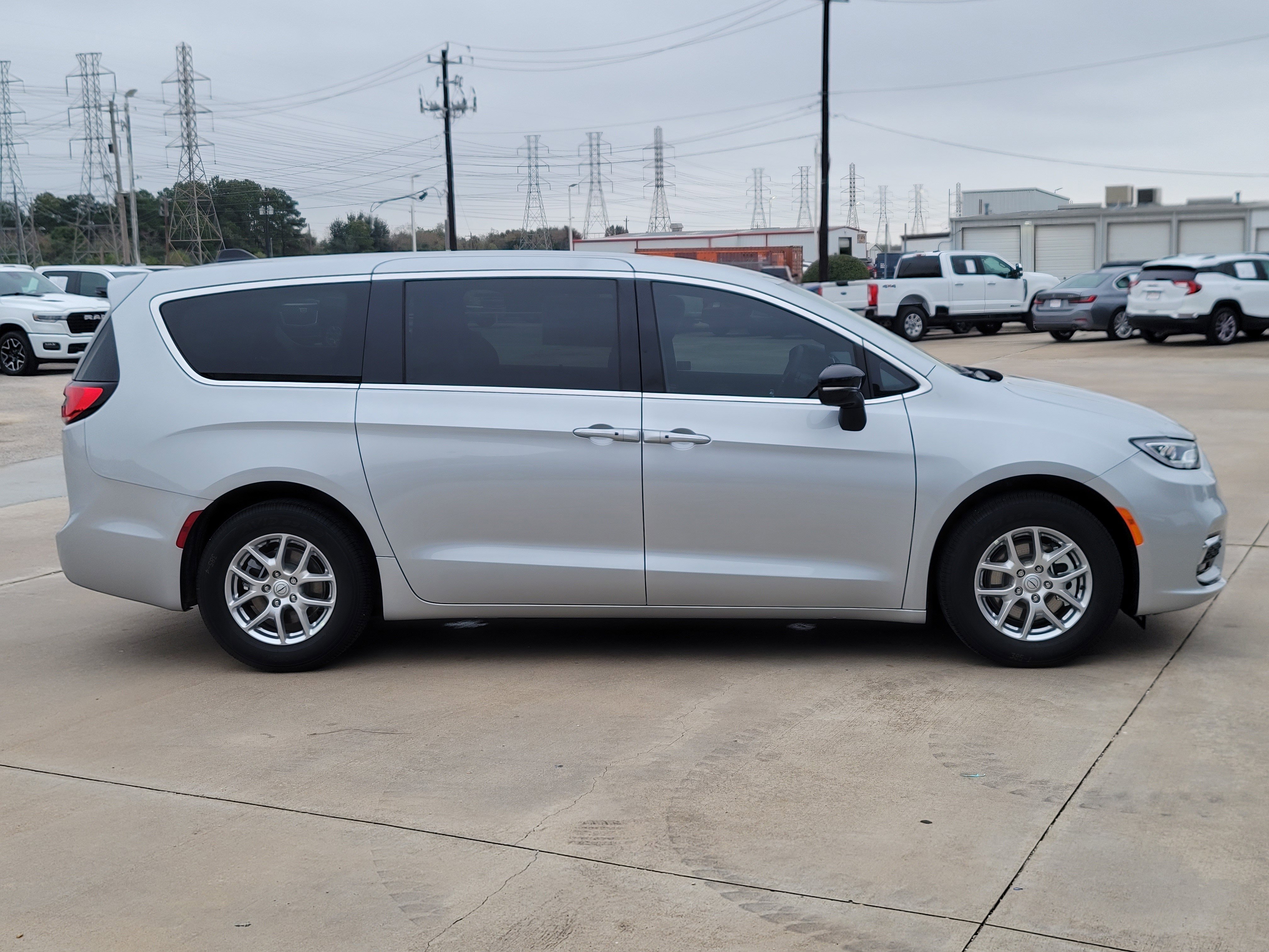 New 2026 Chrysler Pacifica Select image 3