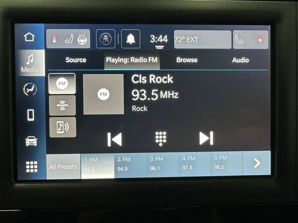 Used 2023 Chrysler Voyager LX image 27