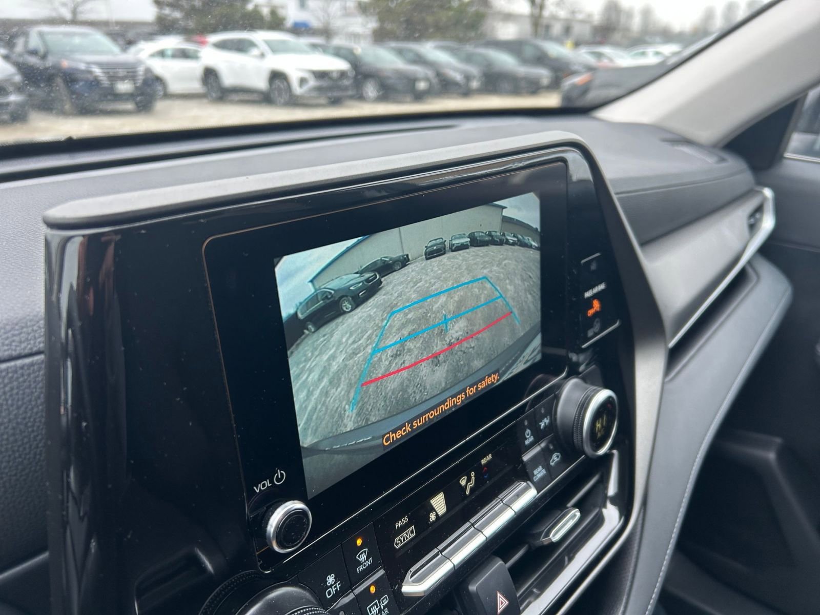 Used 2025 Toyota Highlander LE image 27