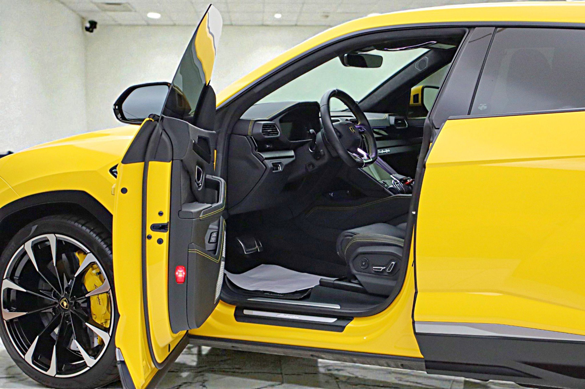 Used 2022 Lamborghini Urus image 6