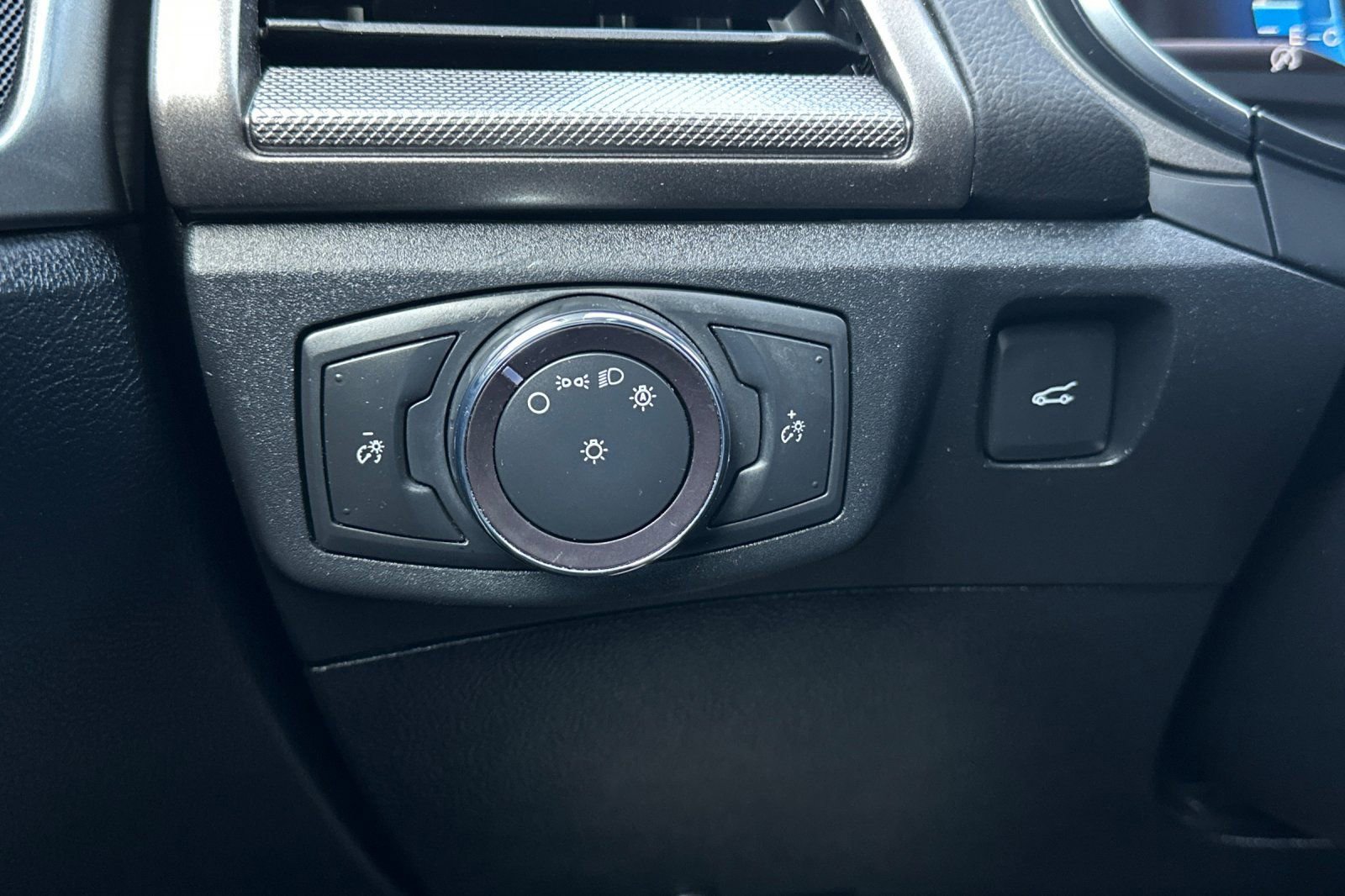 Certified 2020 Ford Fusion SE FWD image 28