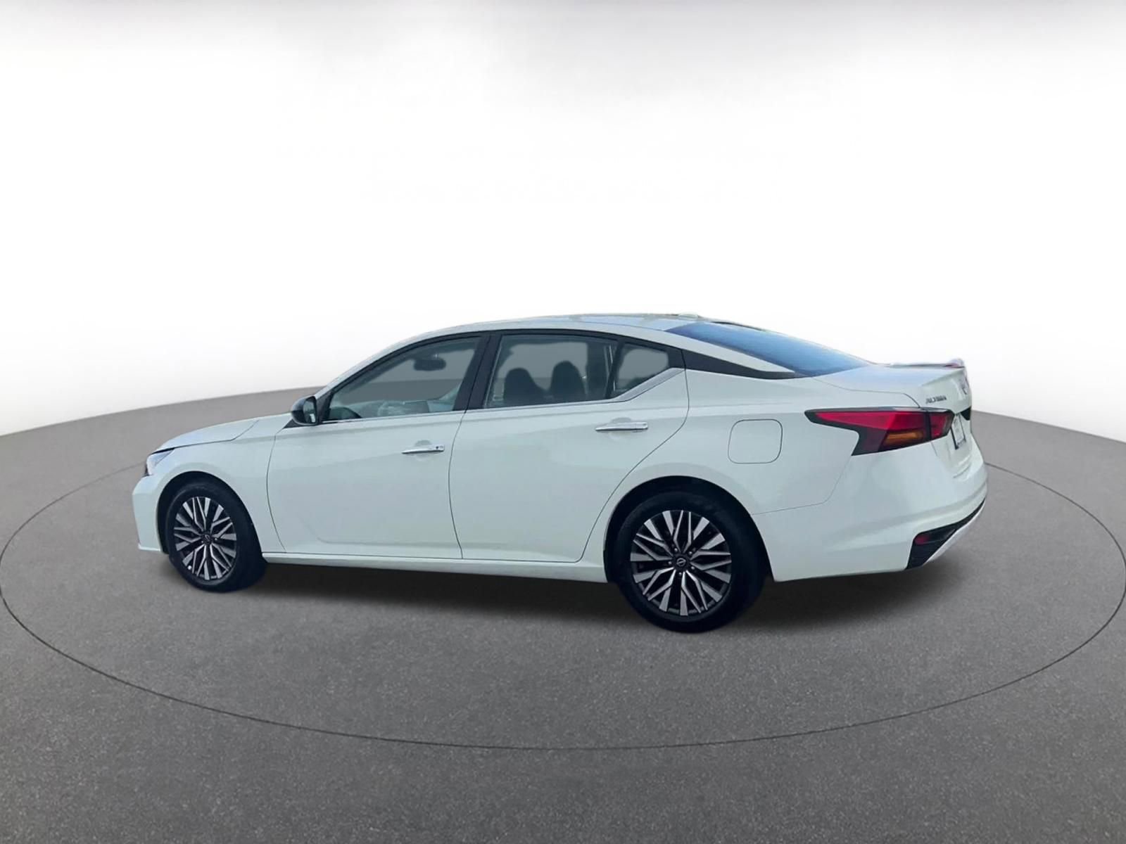 Used 2025 Nissan Altima 2.5 SV FWD image 10