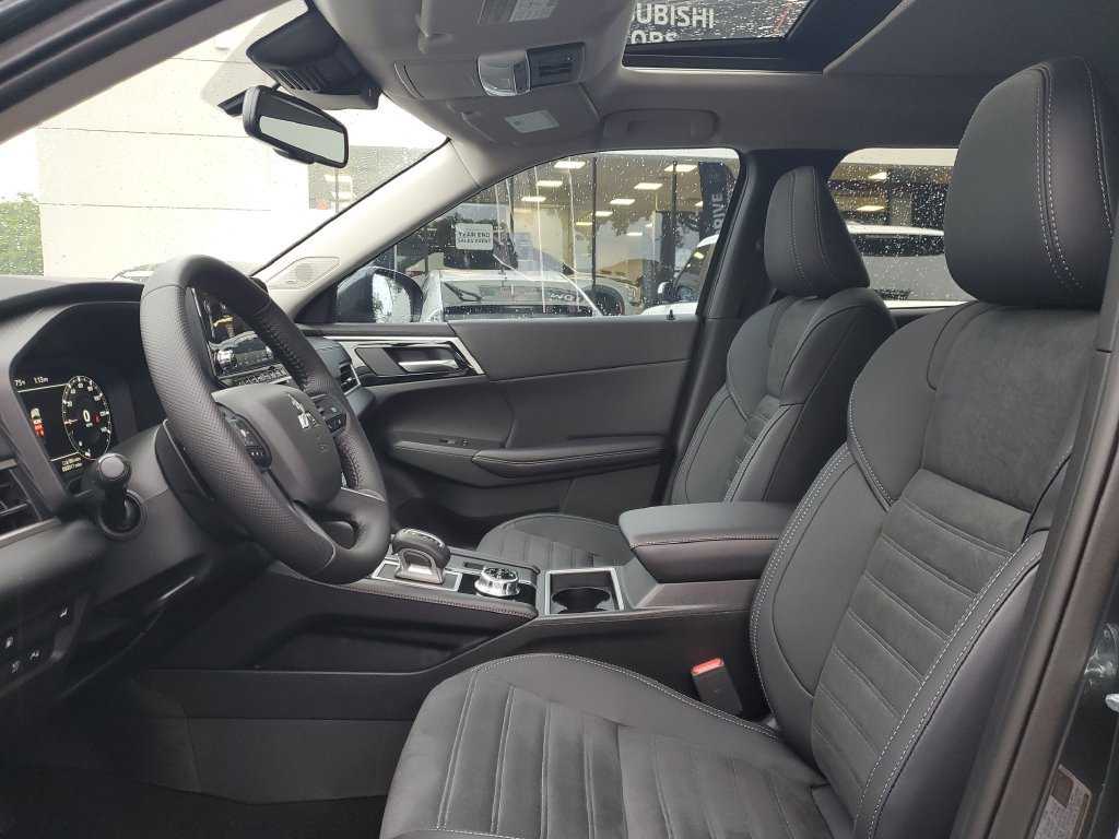 Used 2025 Mitsubishi Outlander SE AWD/4WD image 16