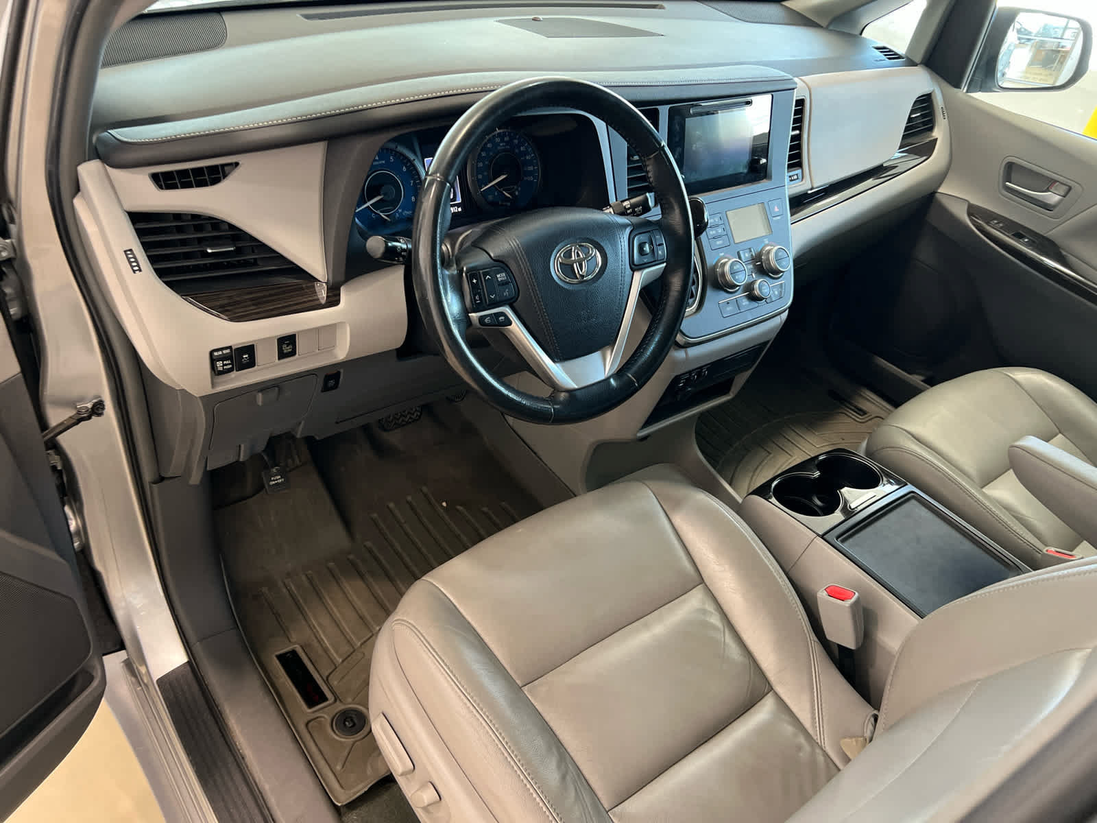 Used 2015 Toyota Sienna XLE FWD image 14
