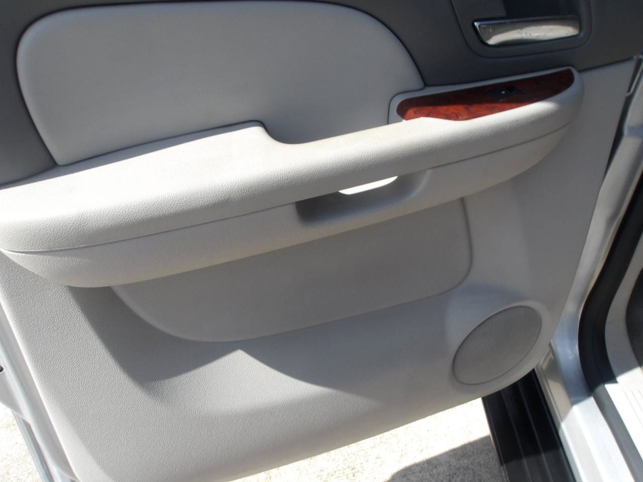 Used 2014 Chevrolet Suburban LT image 16