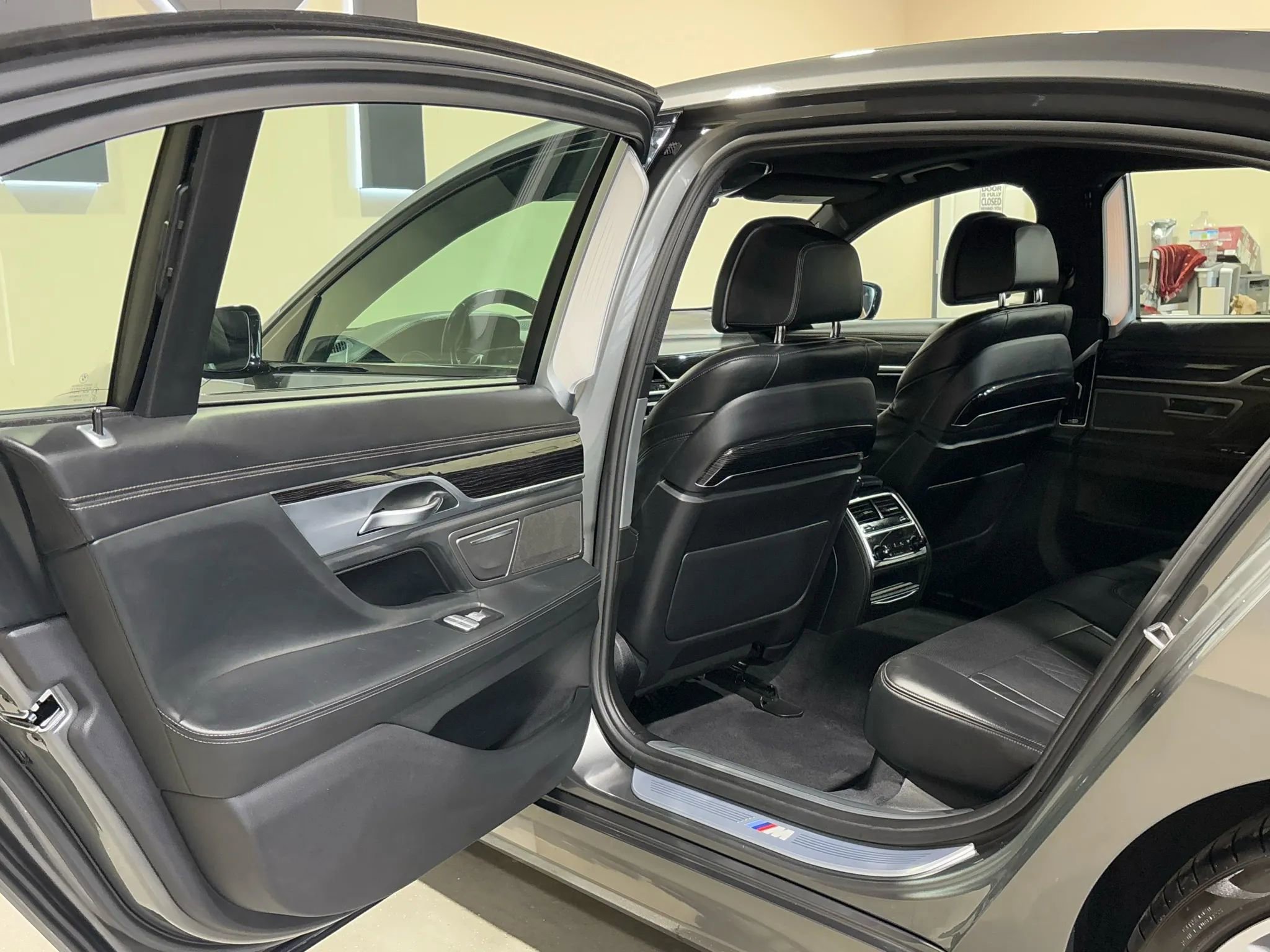 Used 2016 BMW 750i image 12