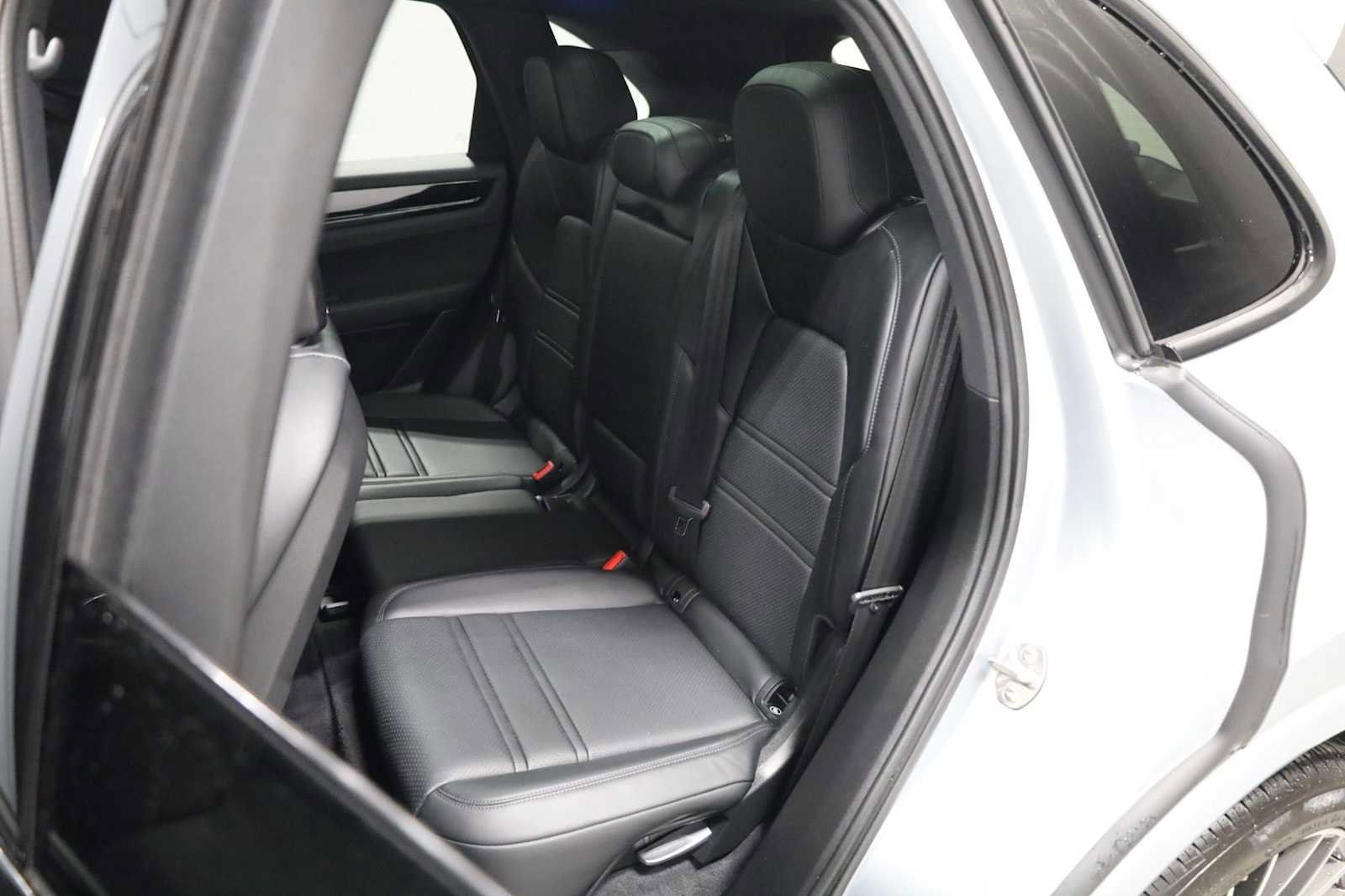 Used 2021 Porsche Cayenne image 36