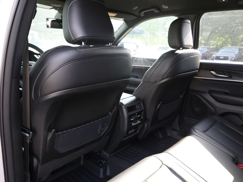 Used 2025 Jeep Grand Cherokee Limited w/ Black Appearance Package RWD image 17