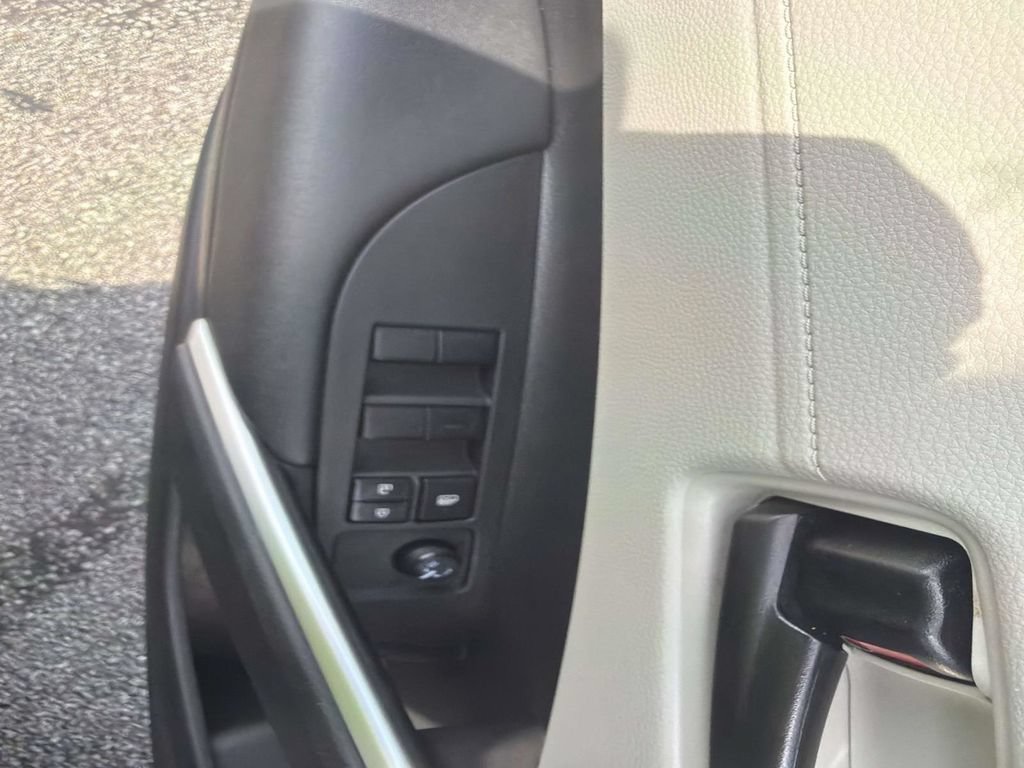 Used 2022 Toyota Corolla Cross LE AWD/4WD image 19