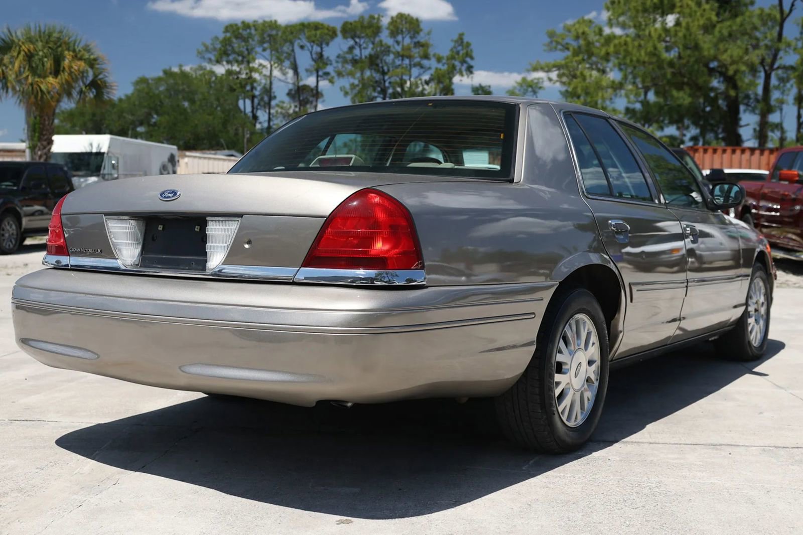 Used 2004 Ford Crown Victoria LX RWD image 7