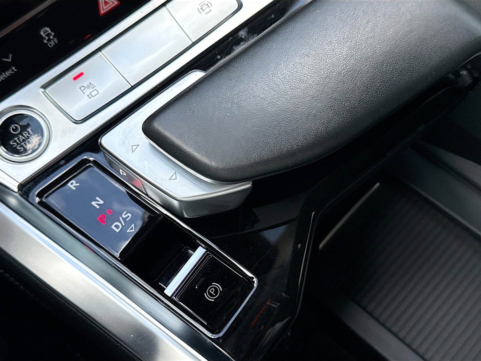 Used 2022 Audi e-tron Premium Plus w/ Premium Plus Package AWD/4WD image 29