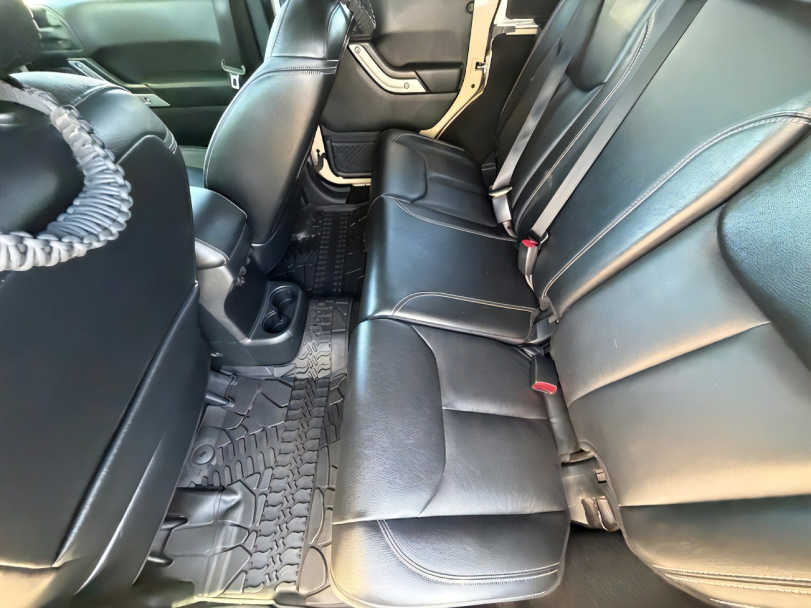 Used 2016 Jeep Wrangler Unlimited Rubicon image 12