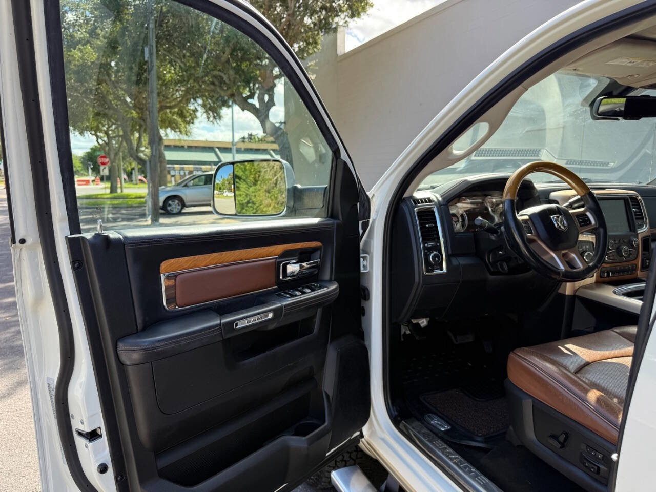 Used 2016 RAM 3500 Laramie Longhorn image 19