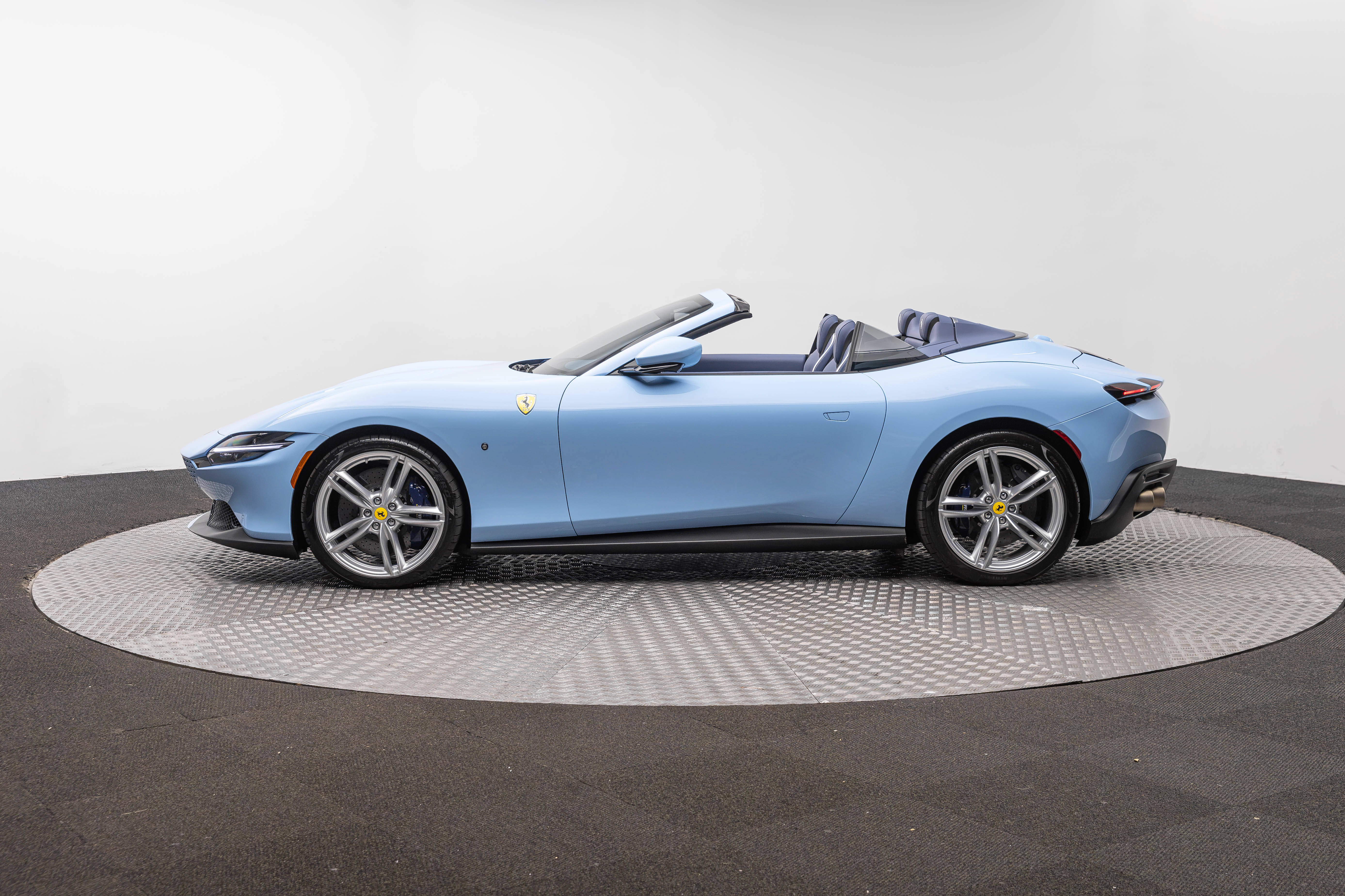 Certified 2025 Ferrari Roma Spider RWD image 2