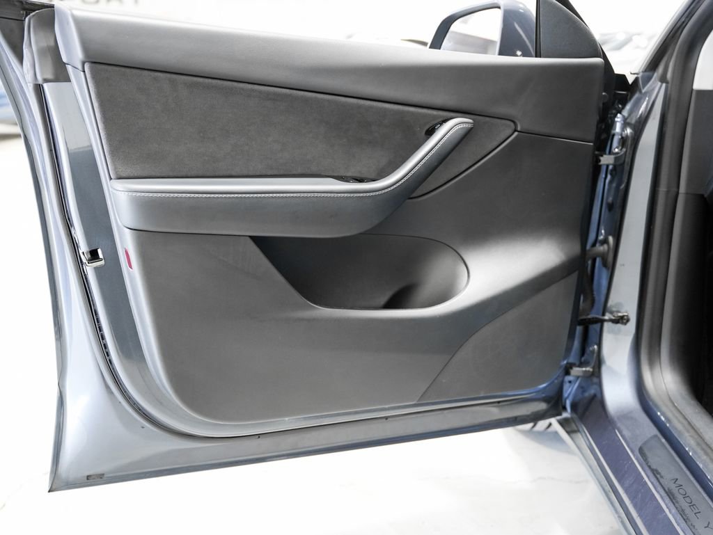 Used 2020 Tesla Model Y Long Range image 32