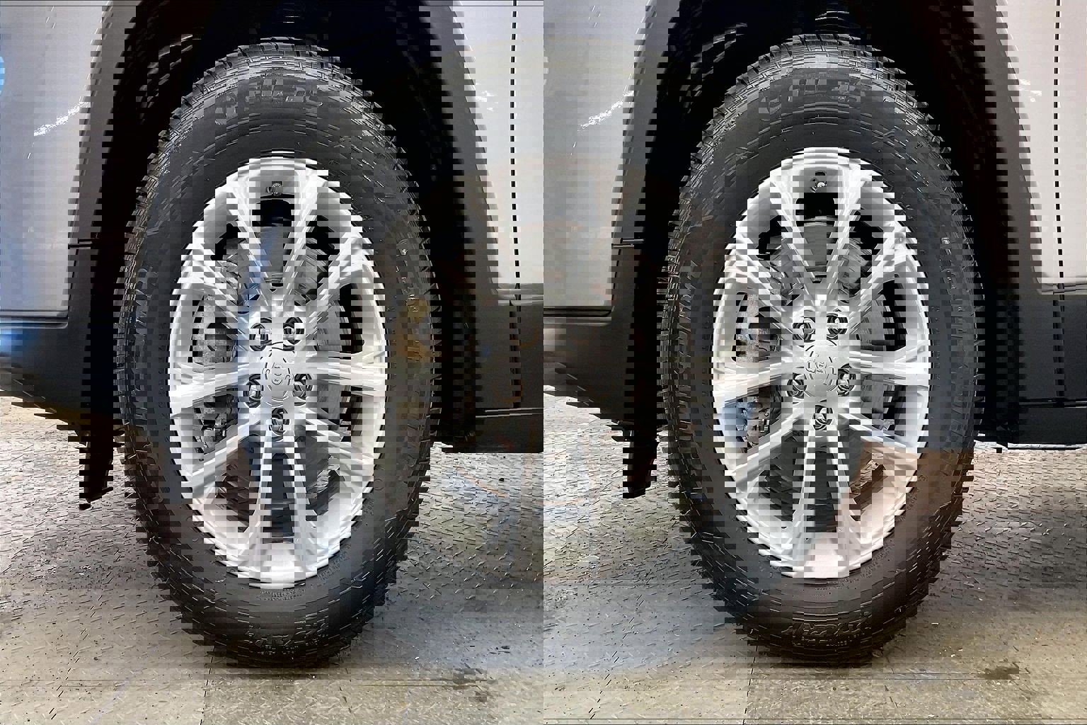 Used 2019 Jeep Cherokee Latitude w/ Popular Appearance Group image 8