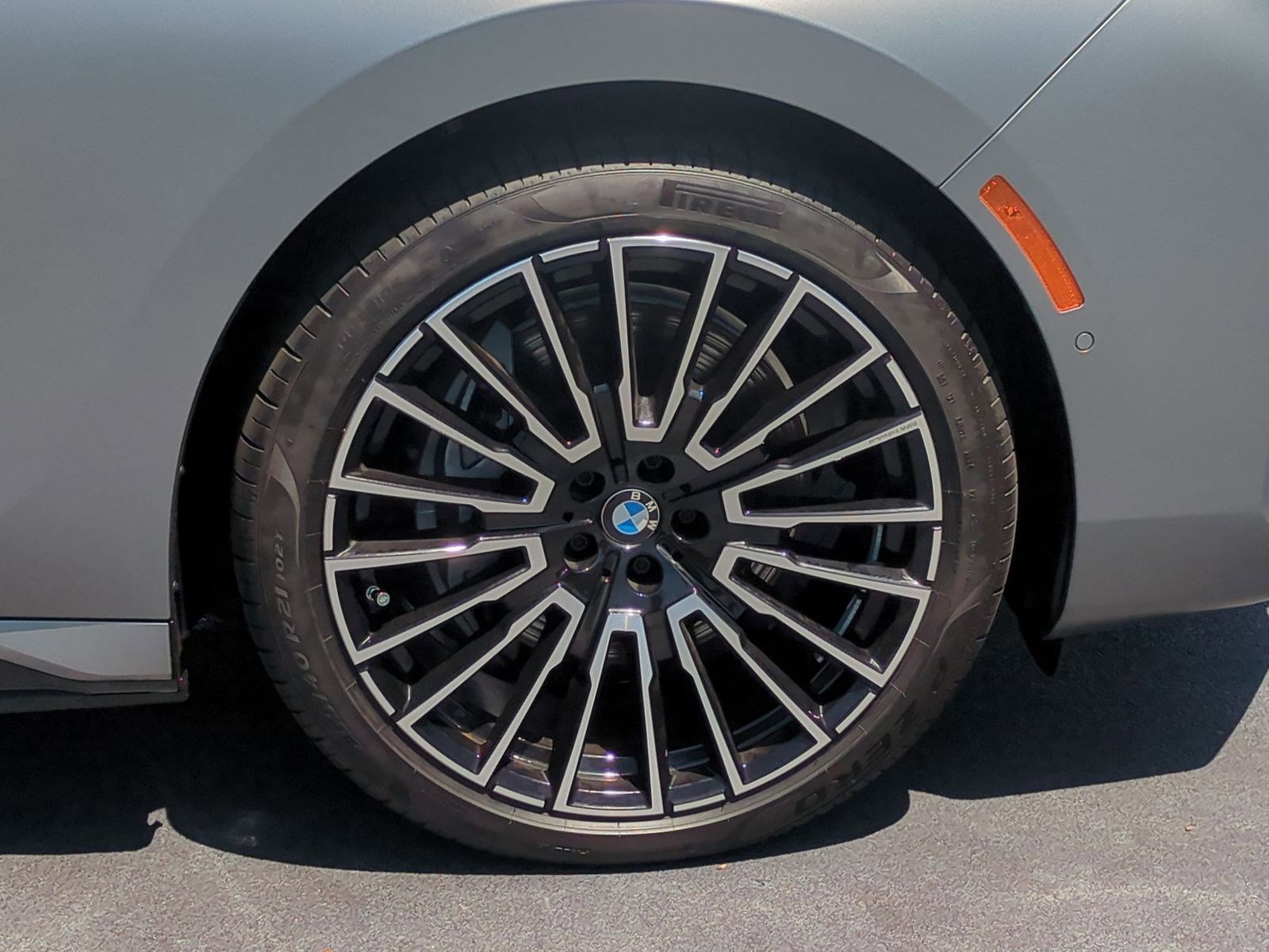Certified 2025 BMW i7 xDrive60 w/ Executive Package image 12