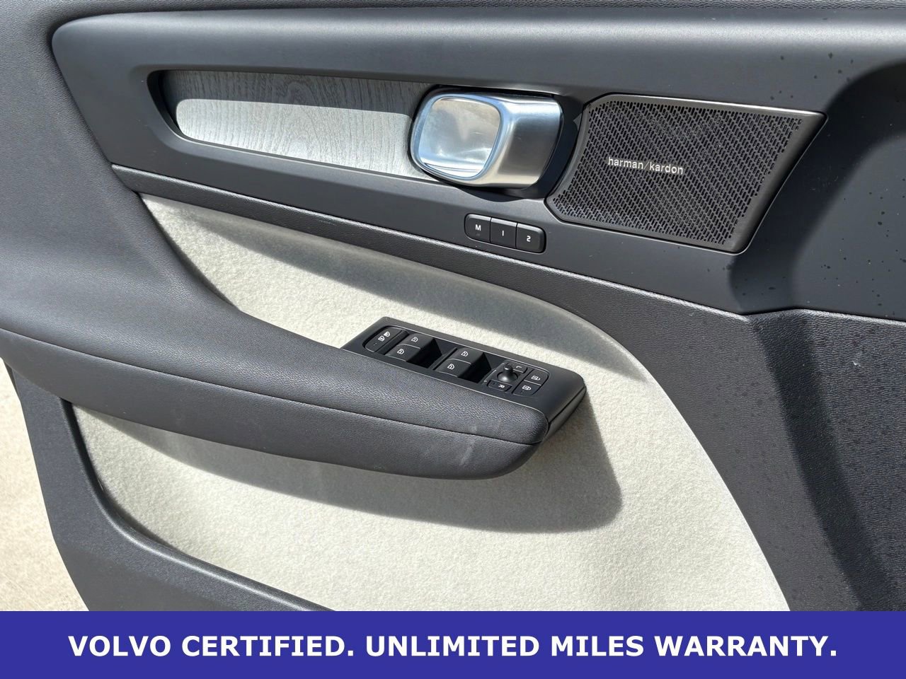 Certified 2024 Volvo XC40 B5 Ultimate w/ Protection Package Premier image 24