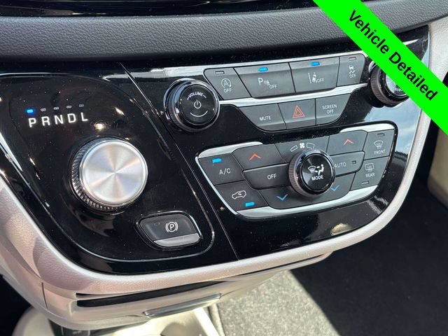 Used 2023 Chrysler Pacifica Touring-L FWD image 18