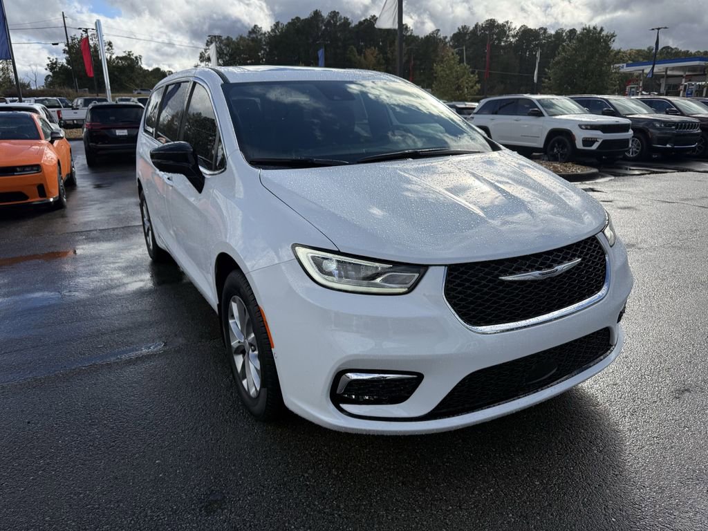 New 2026 Chrysler Pacifica Select