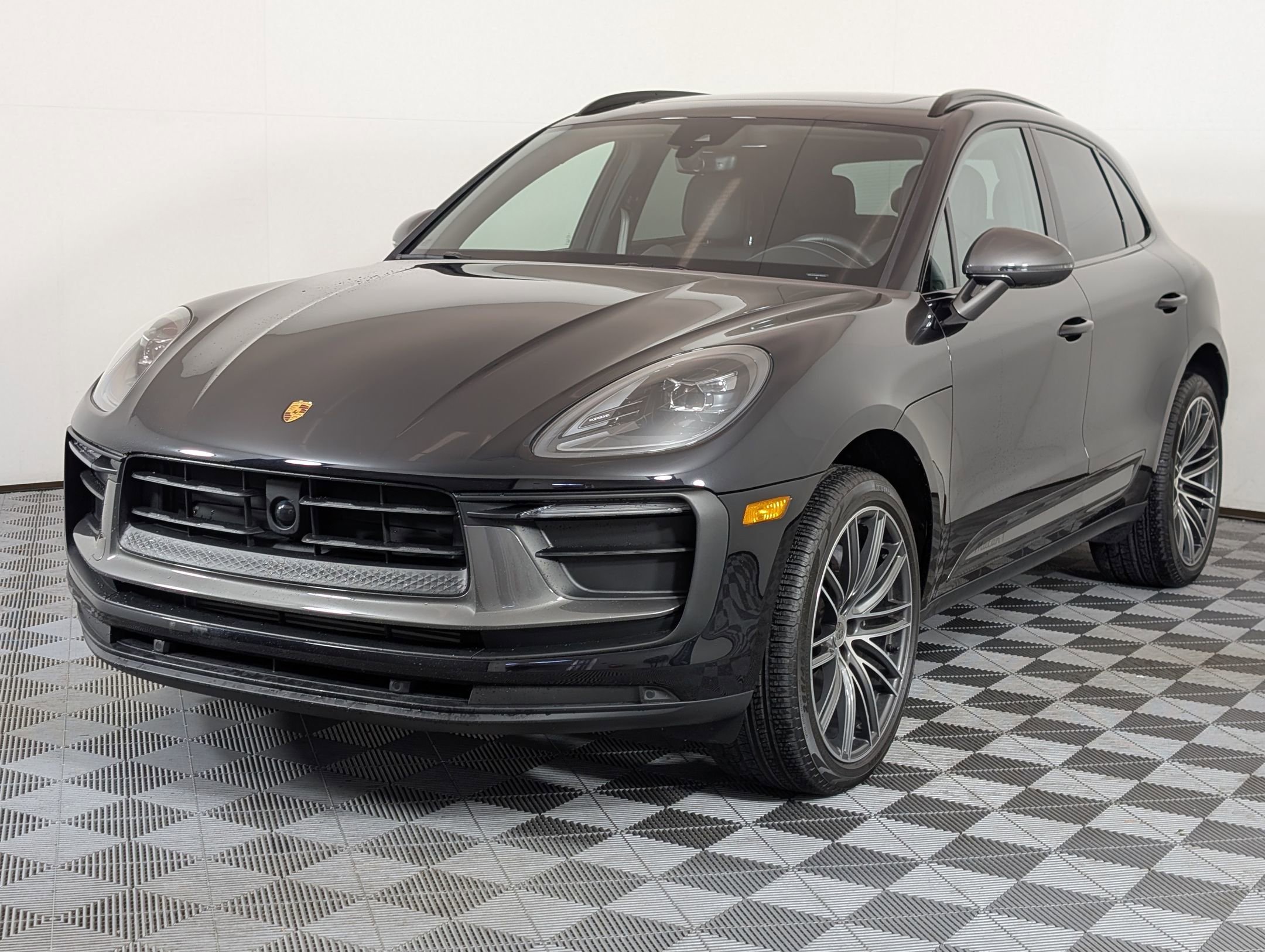 Certified 2025 Porsche Macan image 1