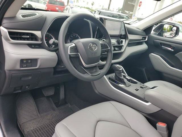 Used 2025 Toyota Highlander XLE FWD image 13