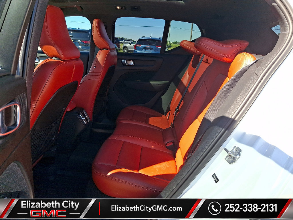 Used 2019 Volvo XC40 T4 Inscription FWD image 11