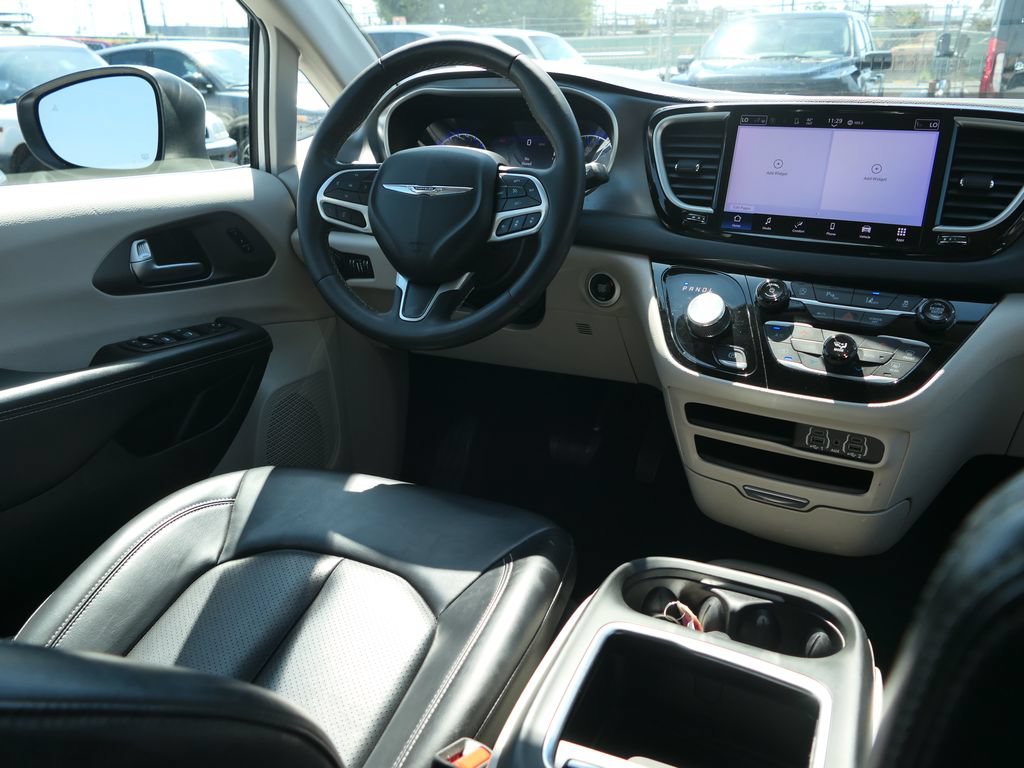 Used 2023 Chrysler Pacifica Touring-L FWD image 23