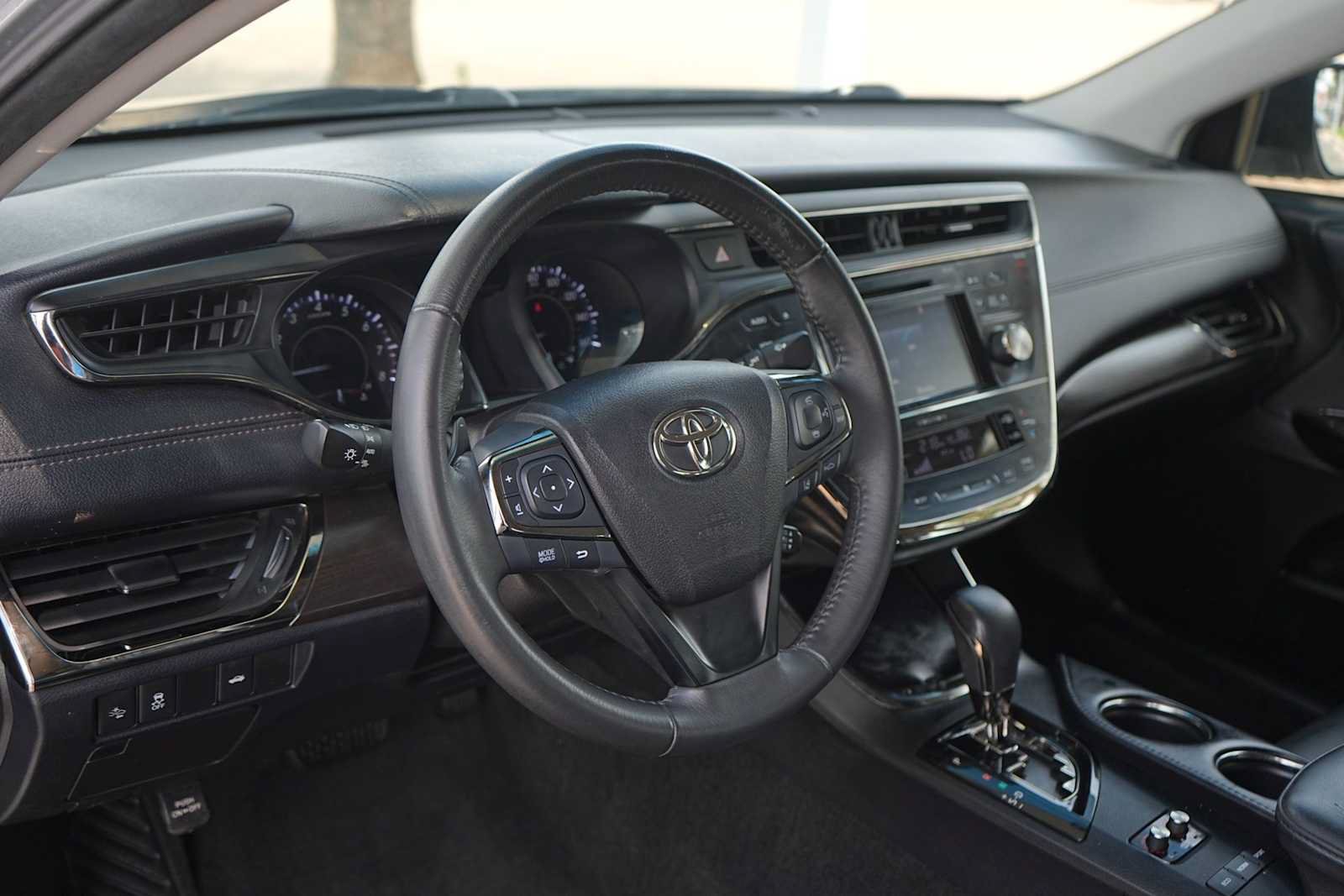 Used 2018 Toyota Avalon XLE FWD image 2