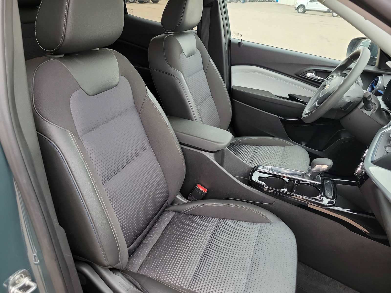 Used 2025 Chevrolet Trax LT FWD image 18