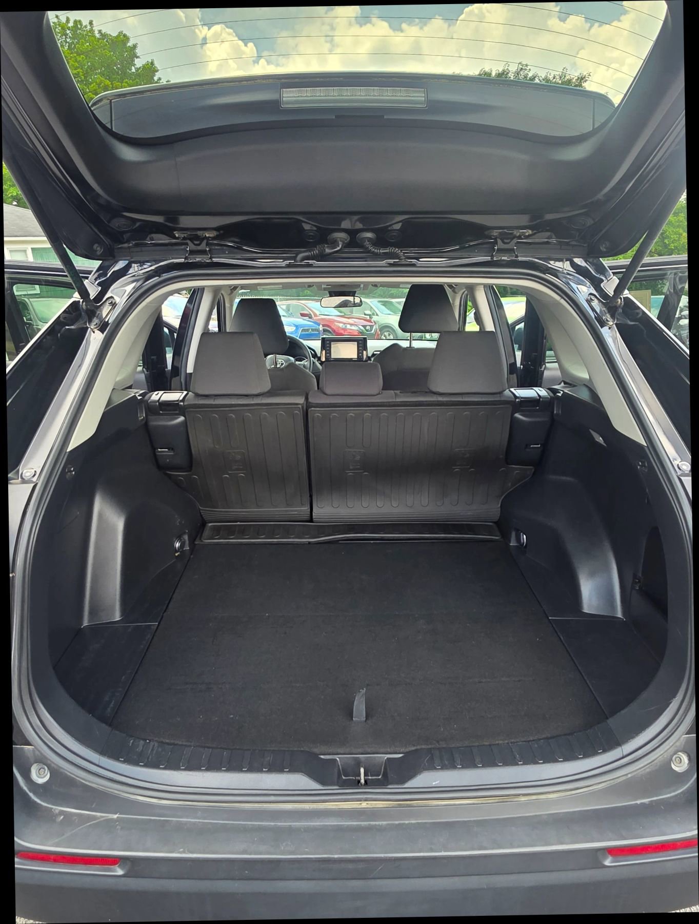 Used 2021 Toyota RAV4 XLE image 10