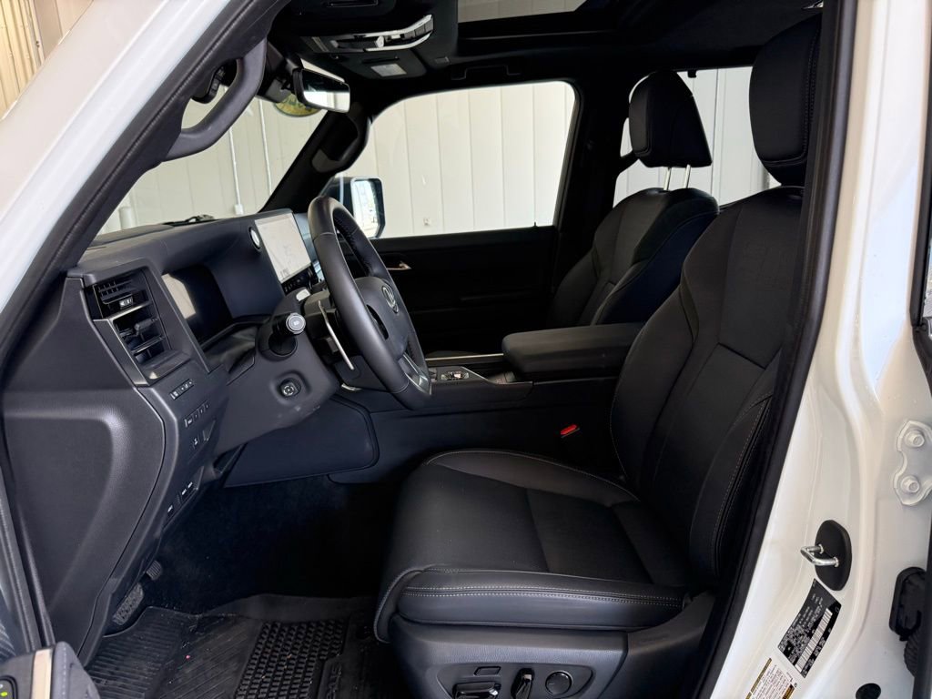 Used 2025 Lexus GX 550 w/ Accessory Package (32) AWD/4WD image 29