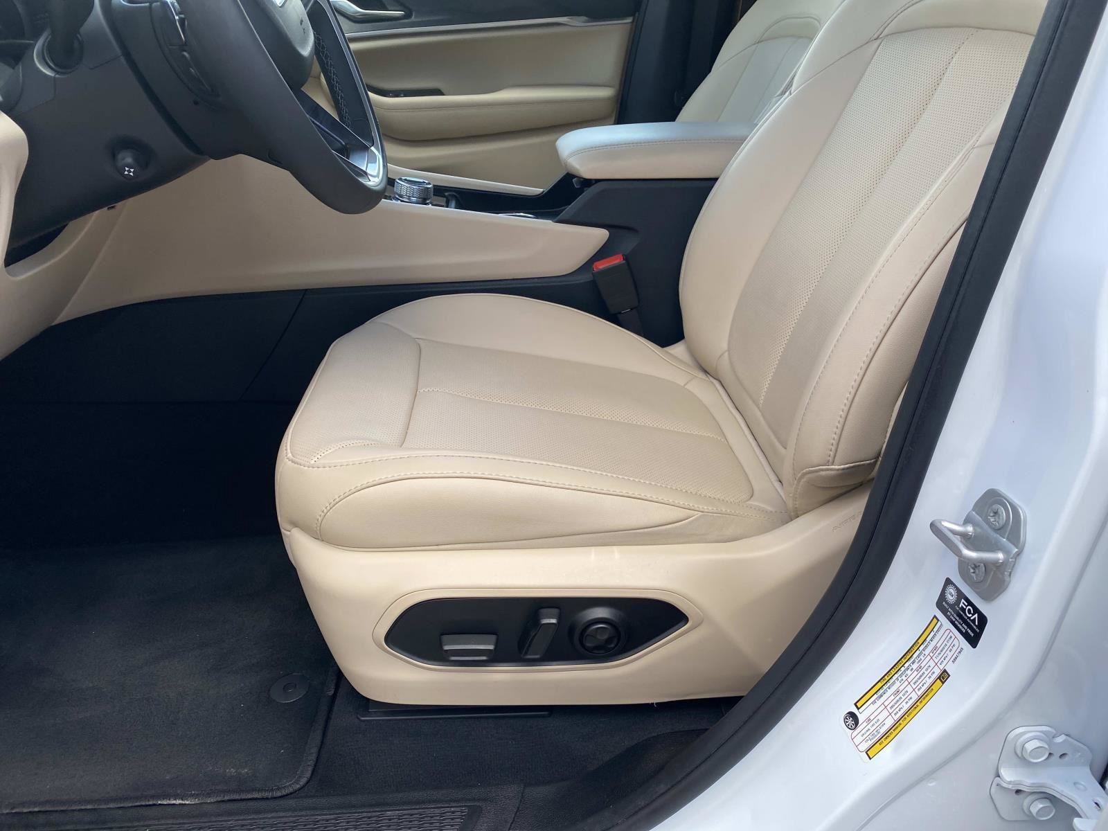 Used 2025 Jeep Grand Cherokee Limited w/ Luxury Tech Group II RWD image 24