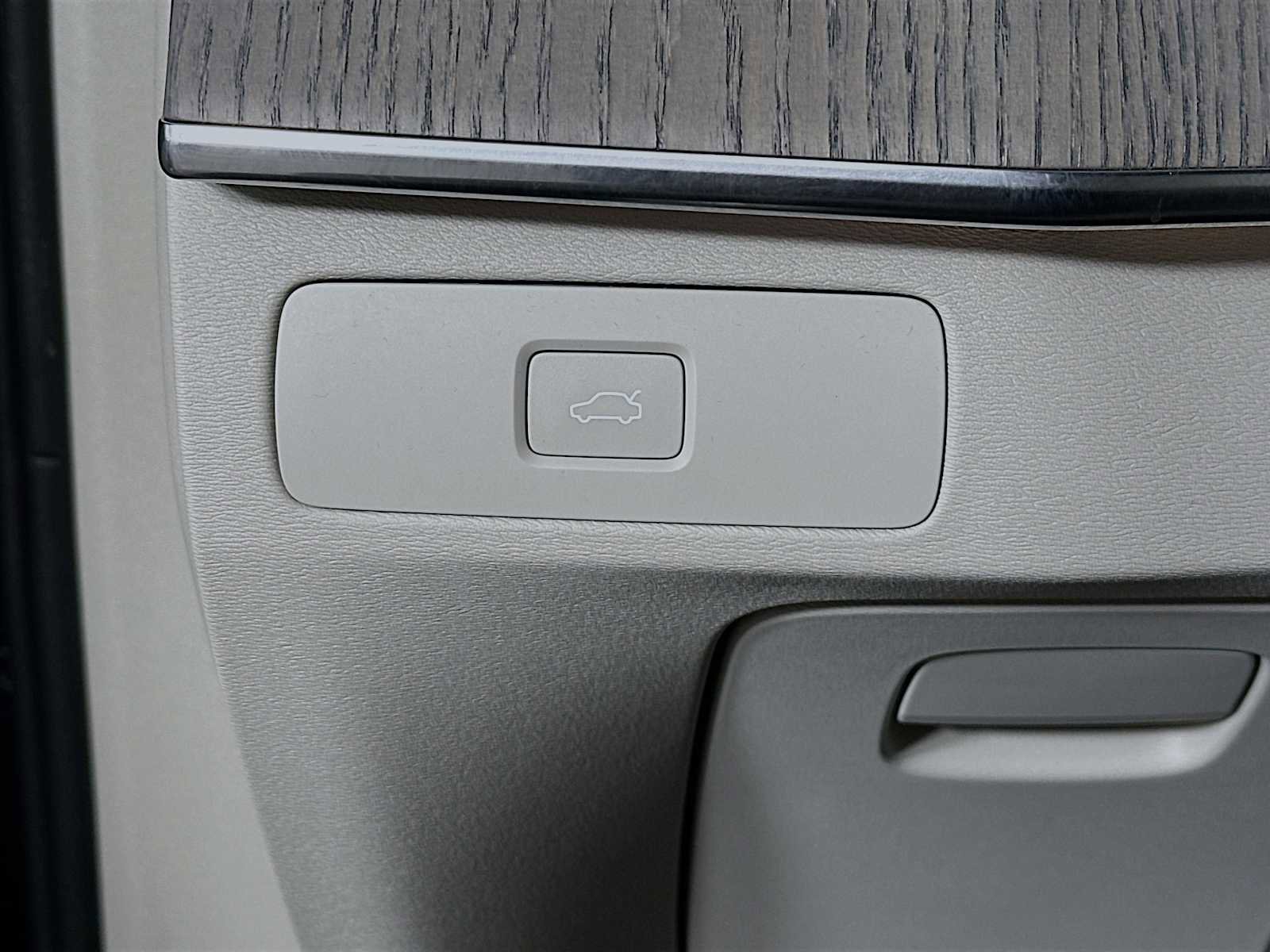 Certified 2025 Volvo XC90 B6 Plus image 10