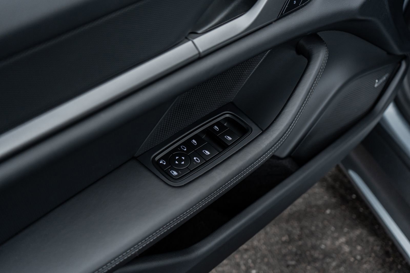 Used 2025 Porsche Taycan image 24