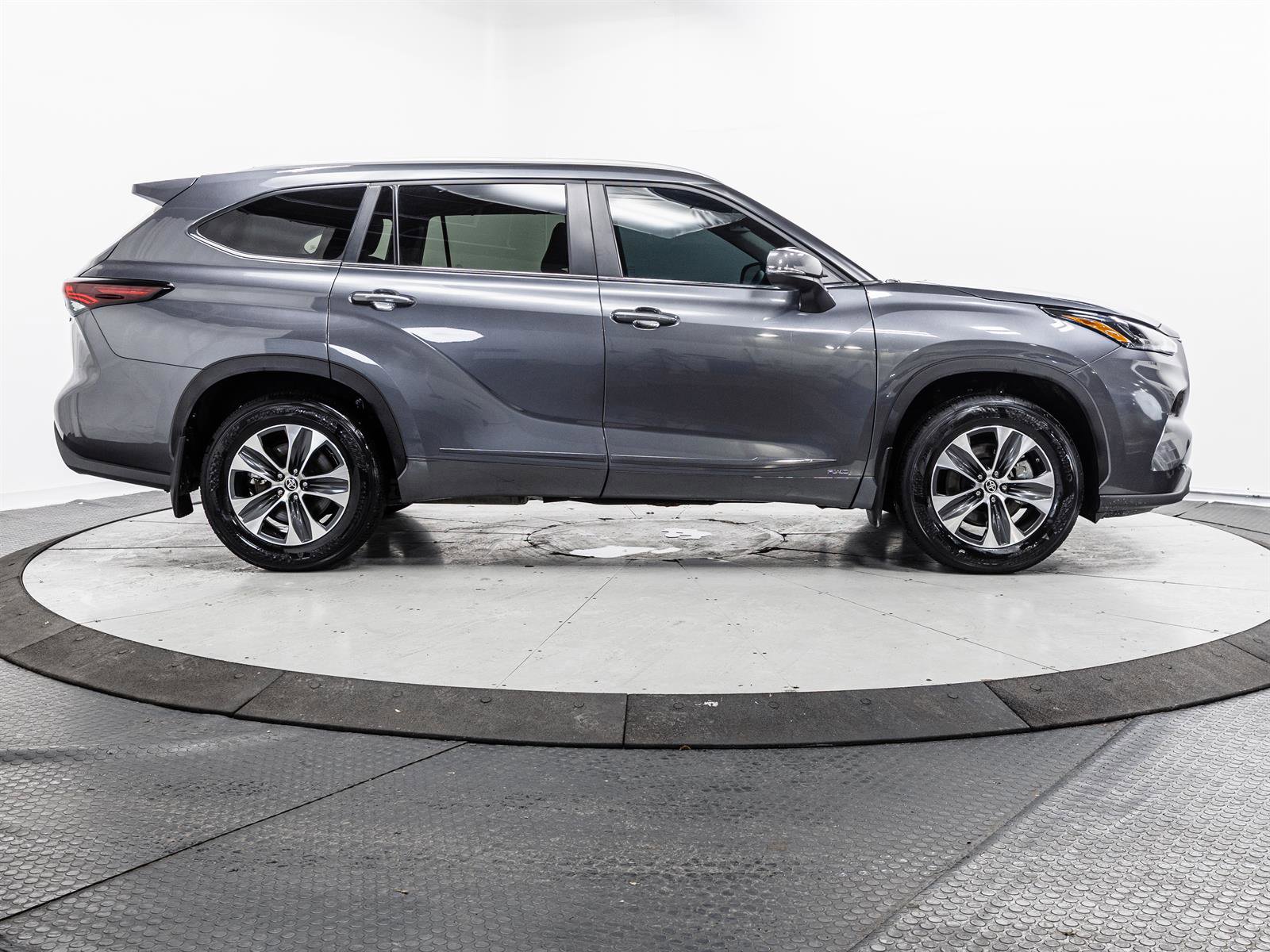 Certified 2025 Toyota Highlander XLE image 14