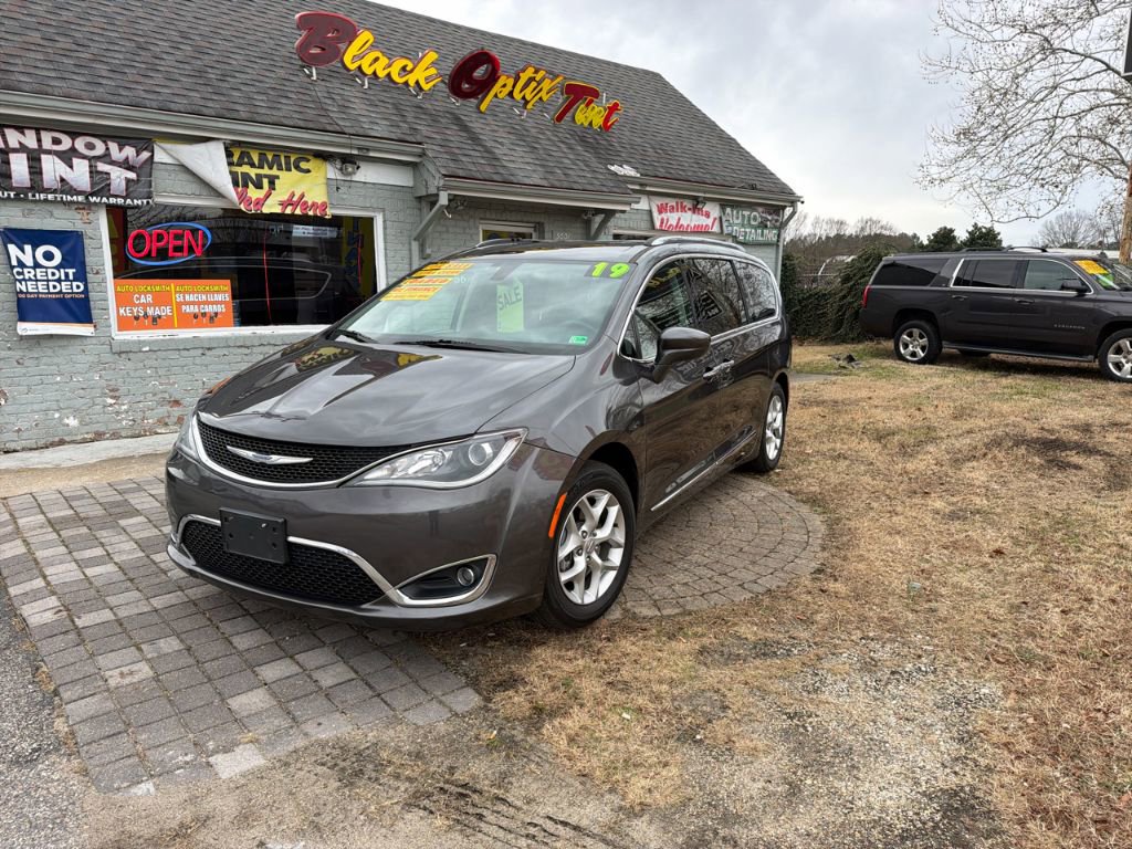 Used 2019 Chrysler Pacifica Touring-L w/ Tire & Wheel Group image 1