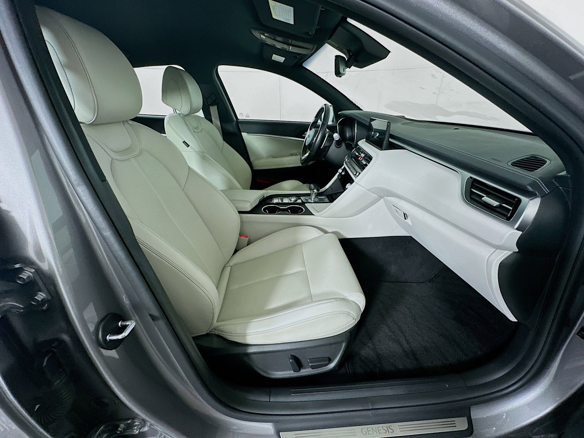 Used 2025 Genesis G70 2.5T image 32