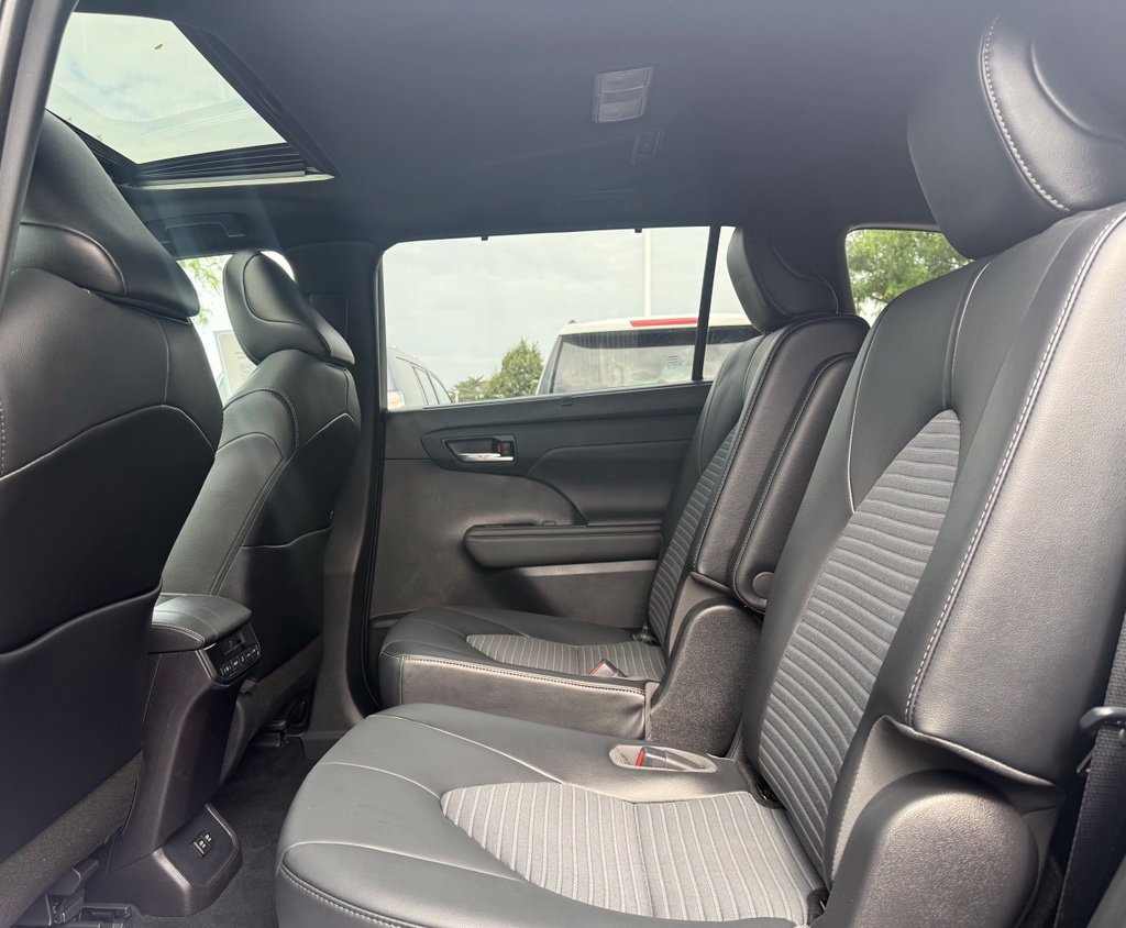 Used 2021 Toyota Highlander XSE AWD/4WD image 16